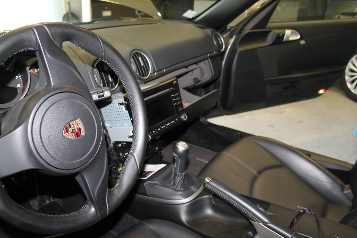 Porsche Cayman : autoradio GPS et aide au stationnement avant créée sur mesure