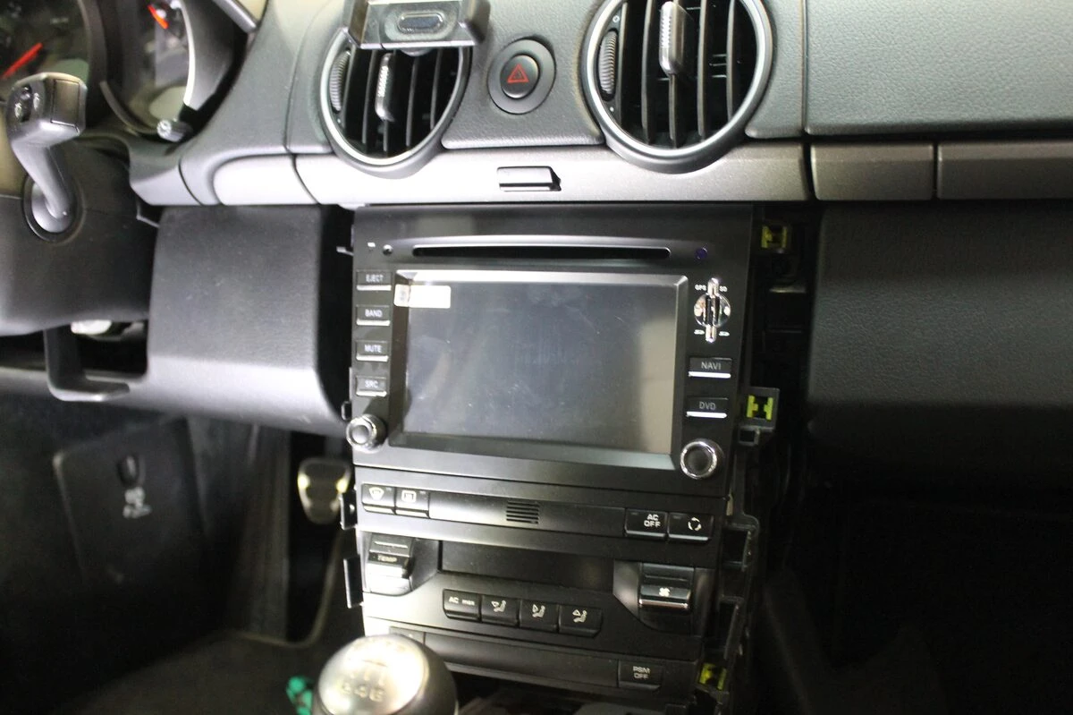 Porsche Cayman : autoradio GPS et aide au stationnement avant créée sur mesure