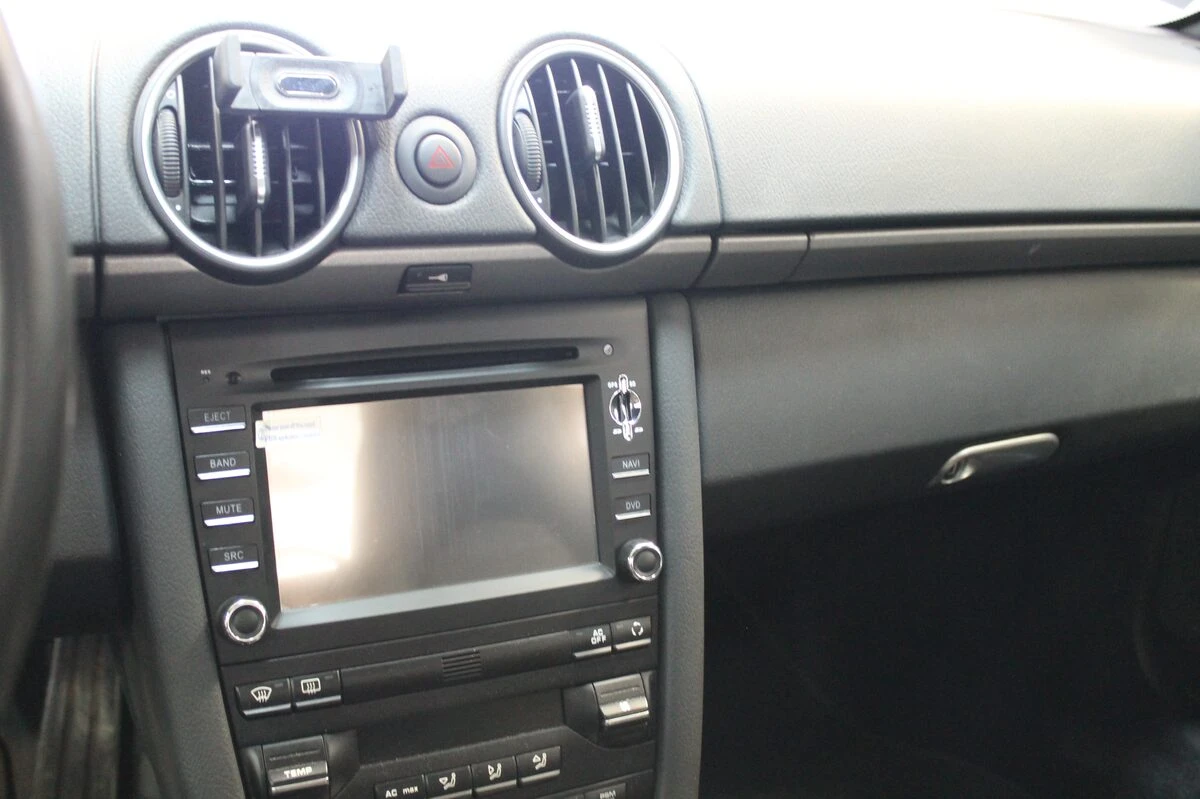 Porsche Cayman : autoradio GPS et aide au stationnement avant créée sur mesure