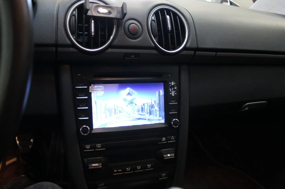 Porsche Cayman : autoradio GPS et aide au stationnement avant créée sur mesure