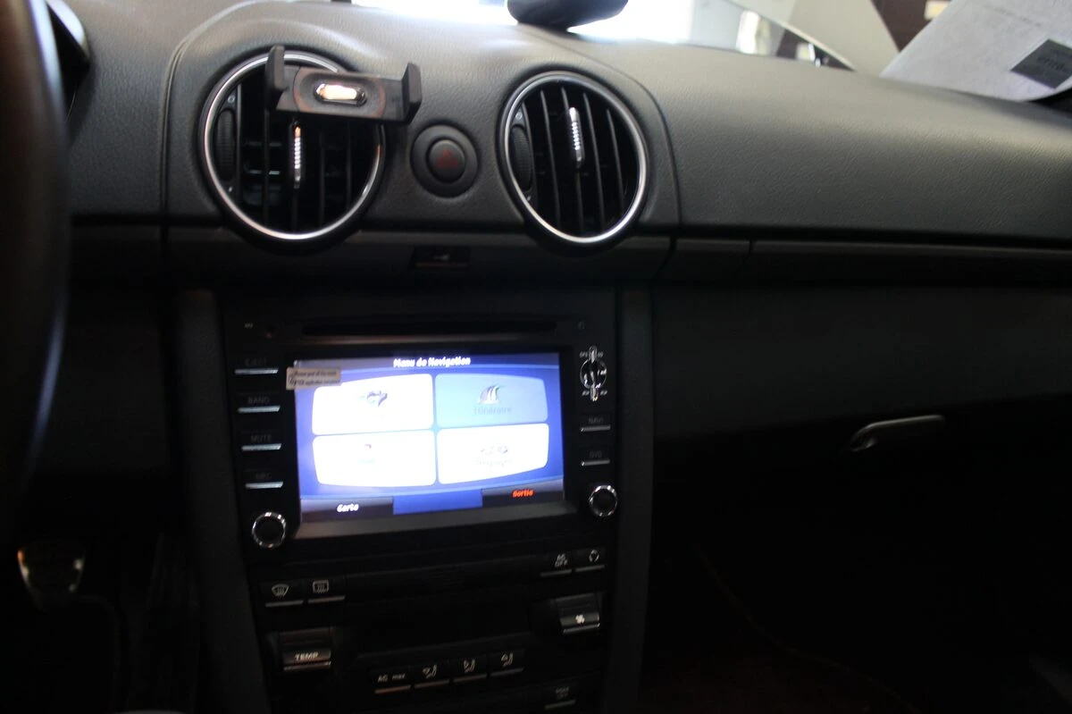 Porsche Cayman : autoradio GPS et aide au stationnement avant créée sur mesure