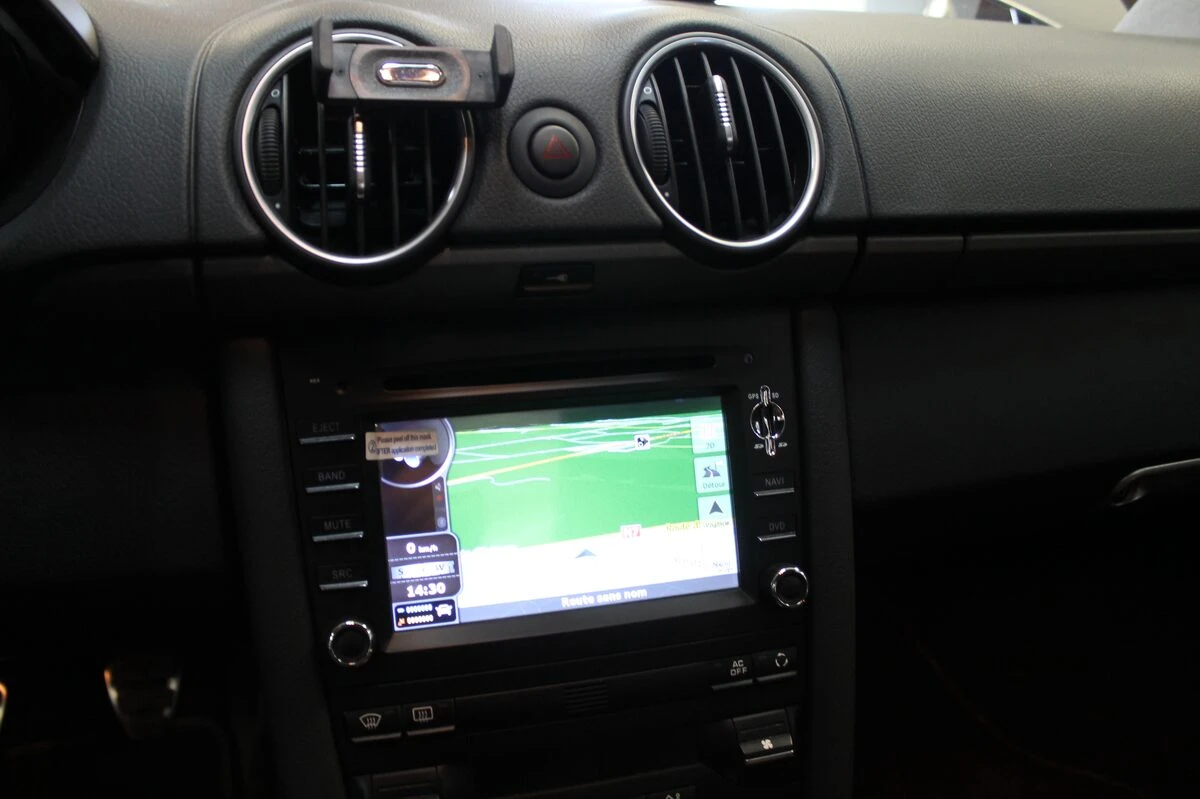 Porsche Cayman : autoradio GPS et aide au stationnement avant créée sur mesure
