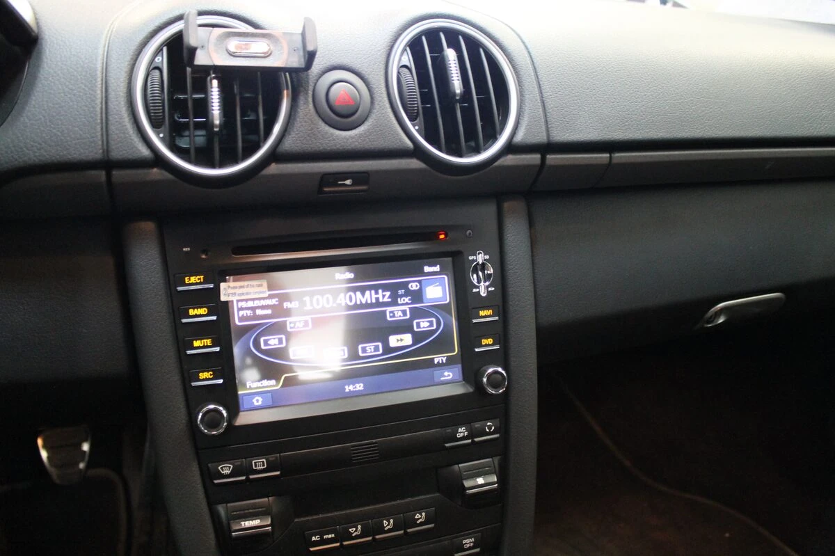 Porsche Cayman : autoradio GPS et aide au stationnement avant créée sur mesure