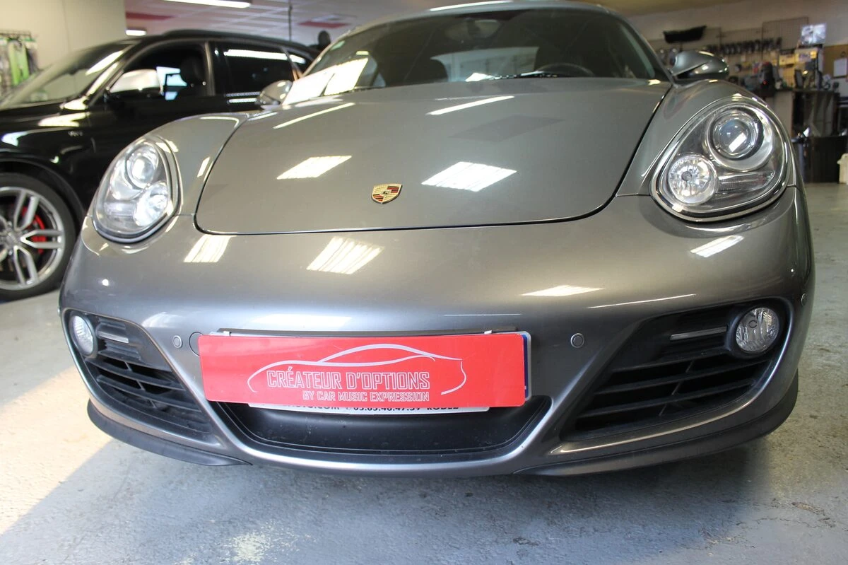 Porsche Cayman : autoradio GPS et aide au stationnement avant créée sur mesure