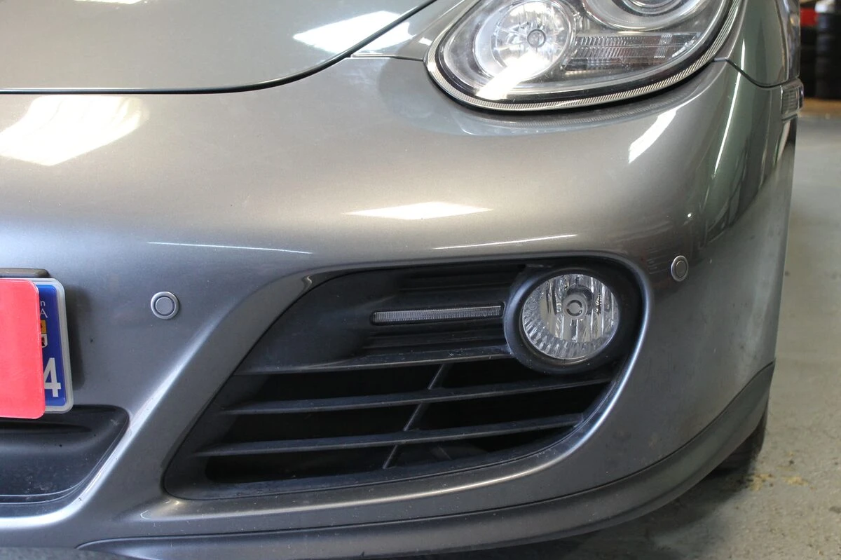 Porsche Cayman : autoradio GPS et aide au stationnement avant créée sur mesure
