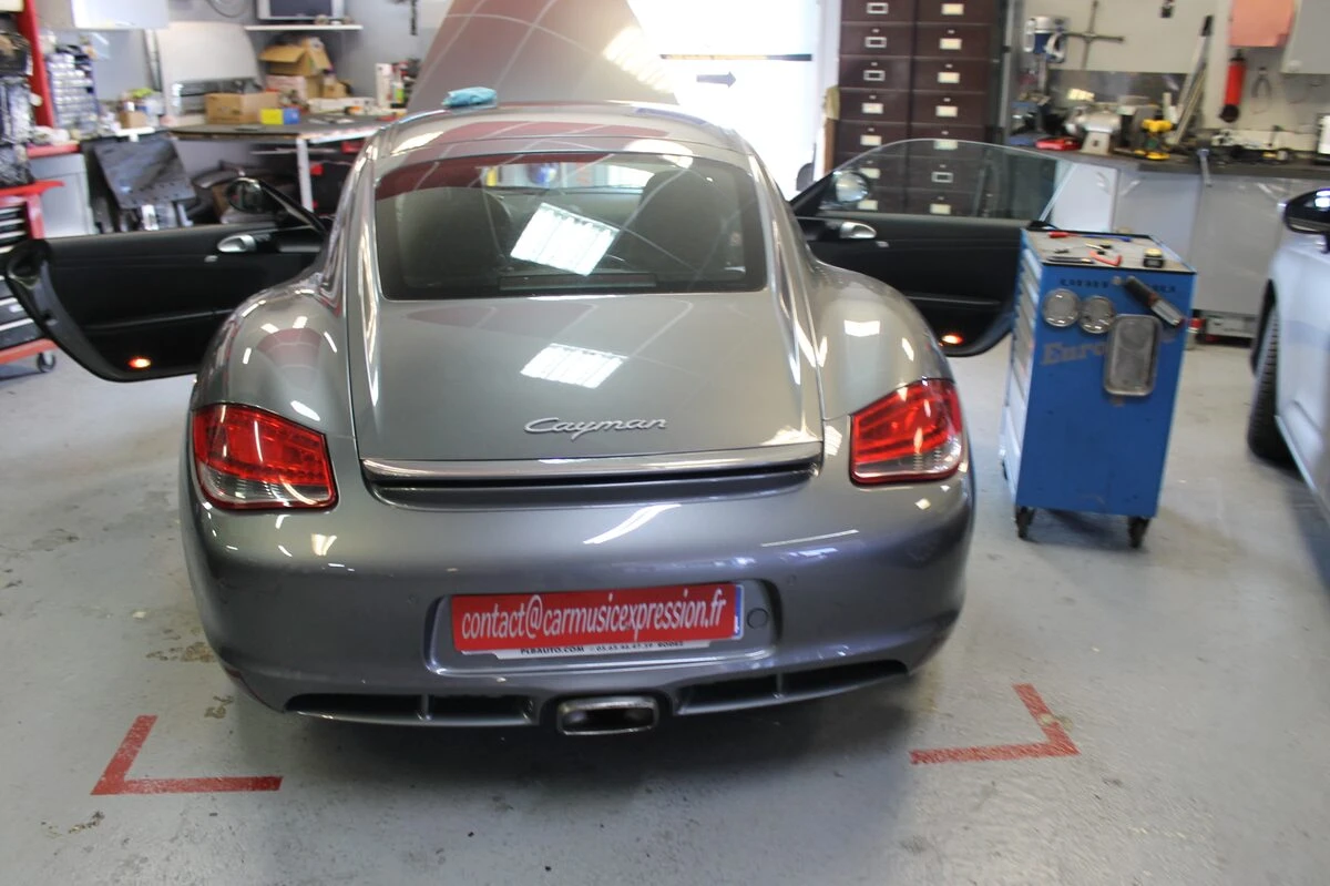 Porsche Cayman : autoradio GPS et aide au stationnement avant créée sur mesure