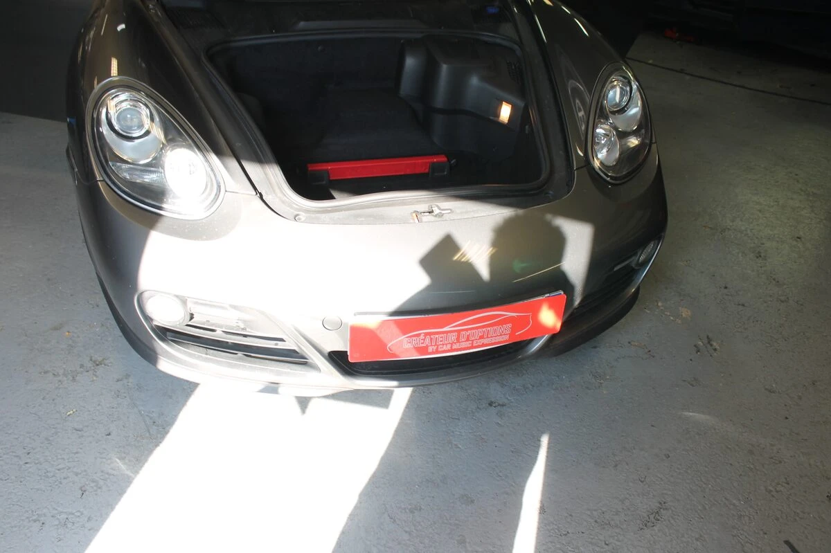 Porsche Cayman : autoradio GPS et aide au stationnement avant créée sur mesure