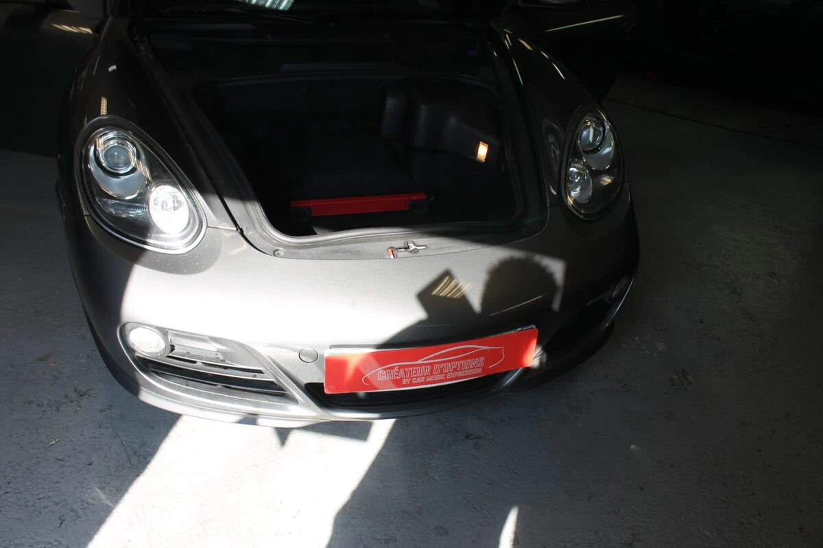 Porsche Cayman : autoradio GPS et aide au stationnement avant créée sur mesure