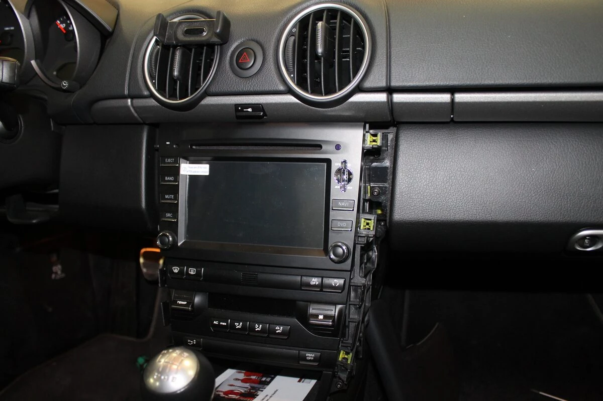 Porsche Cayman : autoradio GPS et aide au stationnement avant créée sur mesure