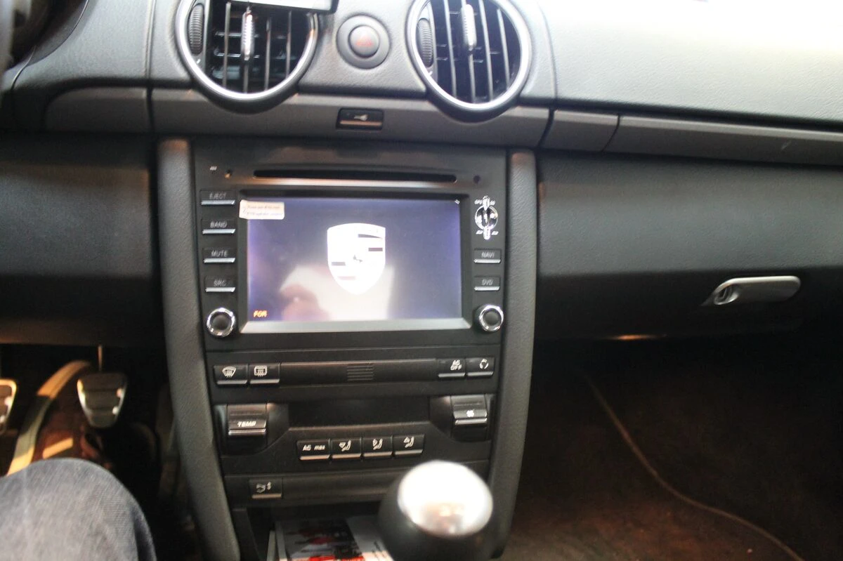Porsche Cayman : autoradio GPS et aide au stationnement avant créée sur mesure