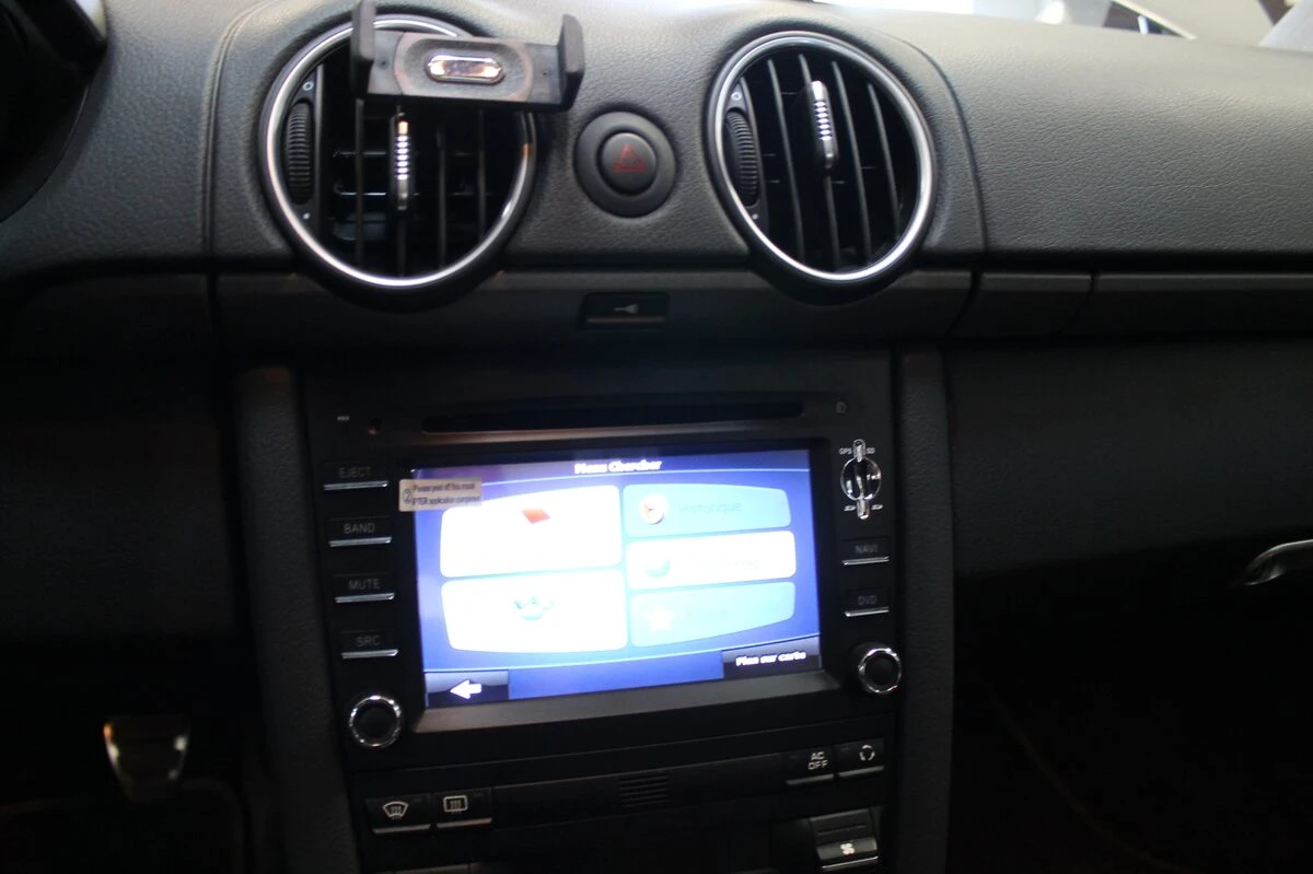 Porsche Cayman : autoradio GPS et aide au stationnement avant créée sur mesure