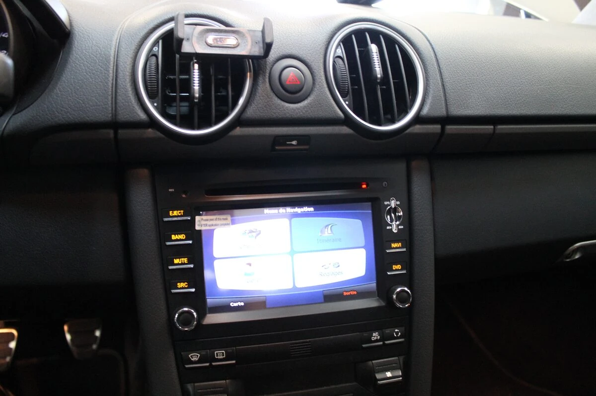 Porsche Cayman : autoradio GPS et aide au stationnement avant créée sur mesure