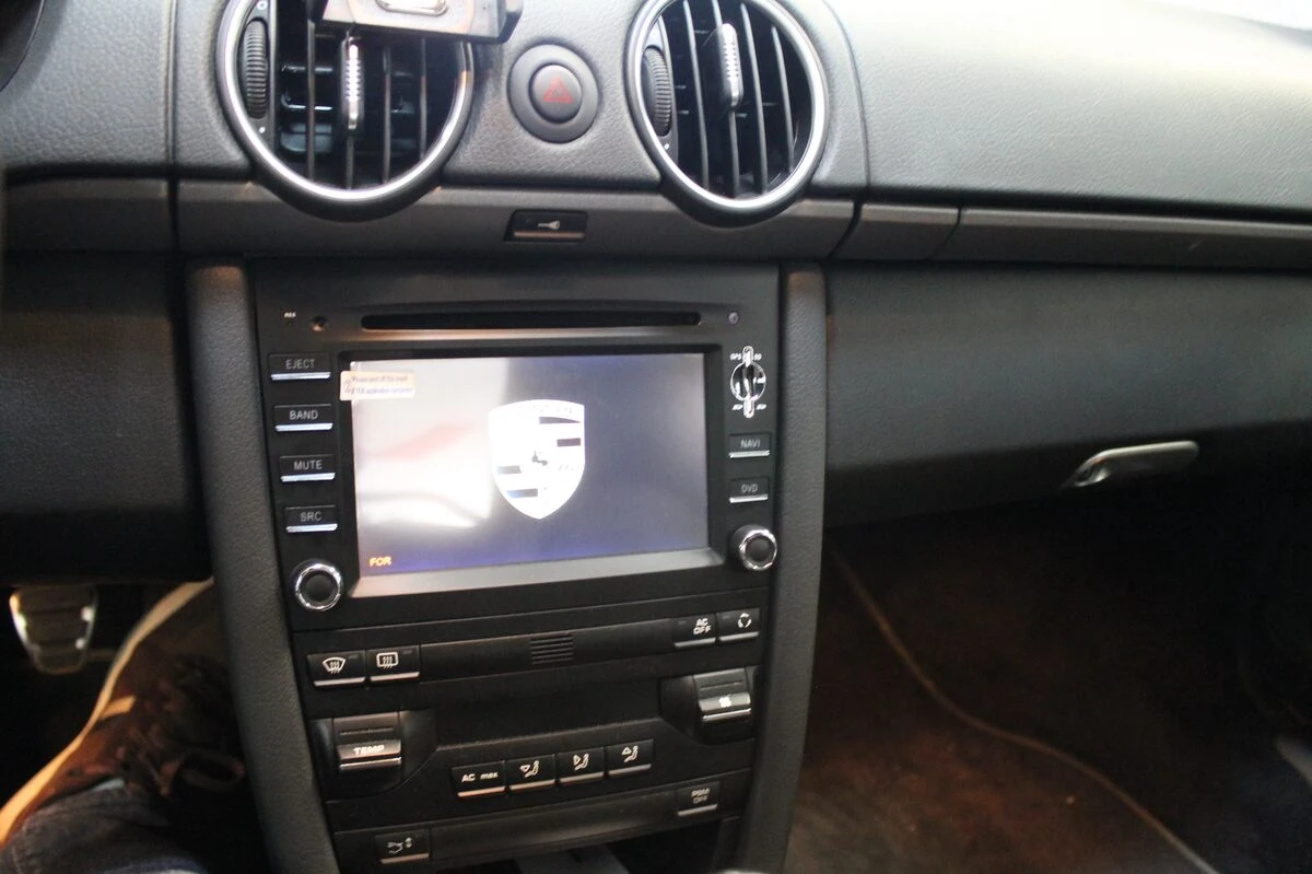 Porsche Cayman : autoradio GPS et aide au stationnement avant créée sur mesure