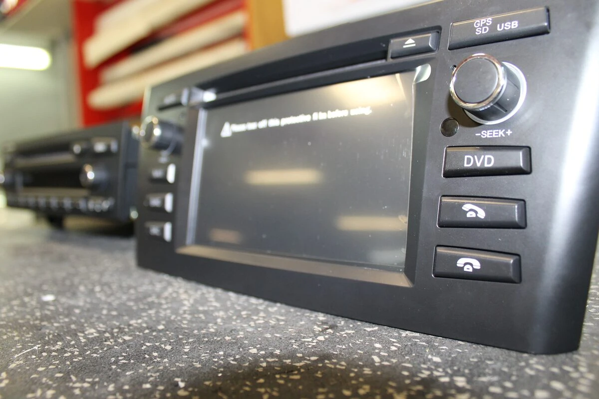 BMW Série 1 : autoradio GPS type origine avec DVD et Bluetooth