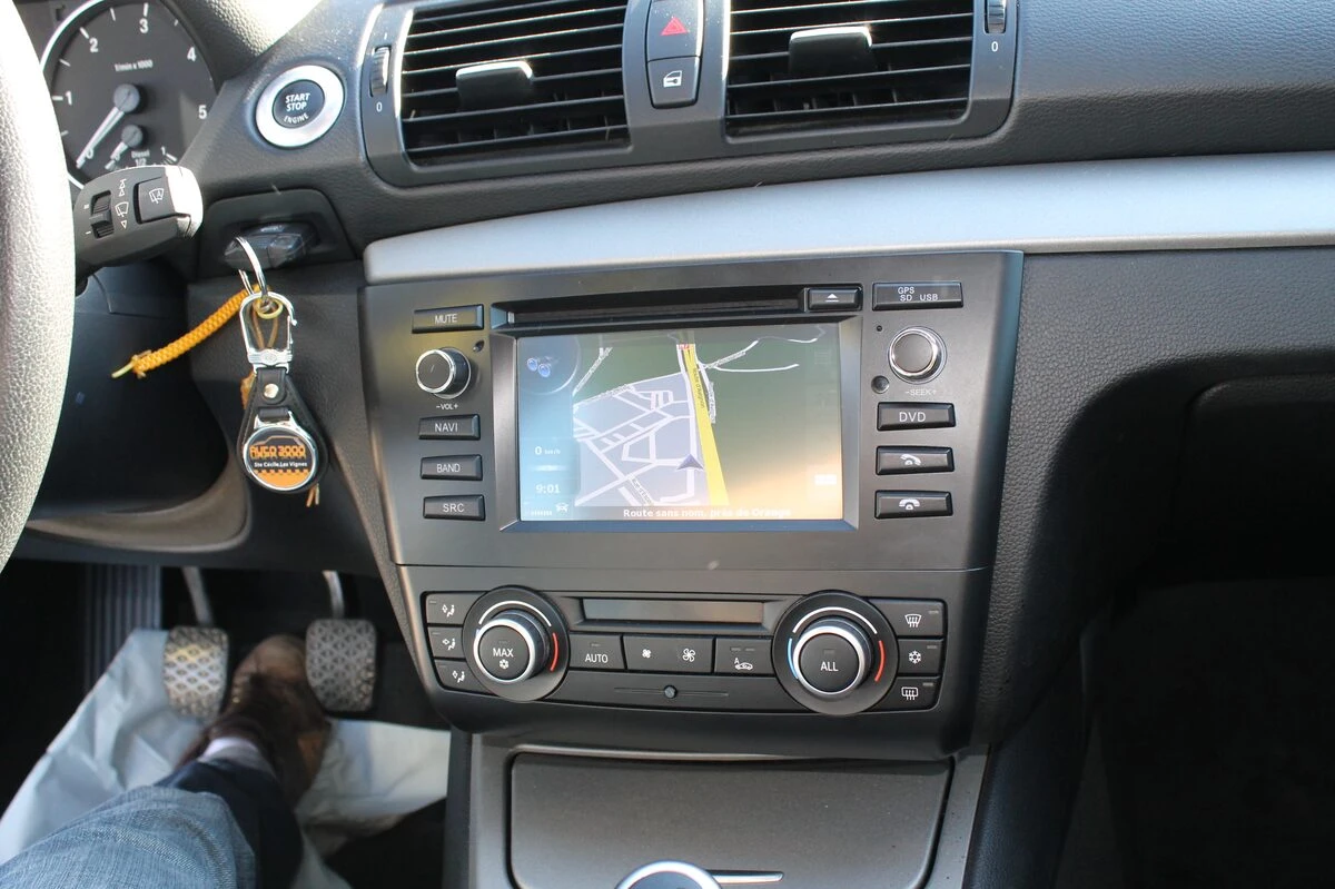 BMW Série 1 : autoradio GPS type origine avec DVD et Bluetooth