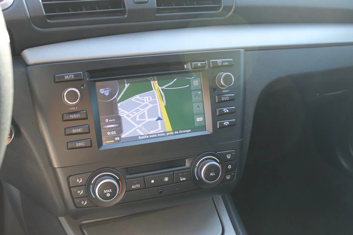BMW Série 1 : autoradio GPS type origine avec DVD et Bluetooth