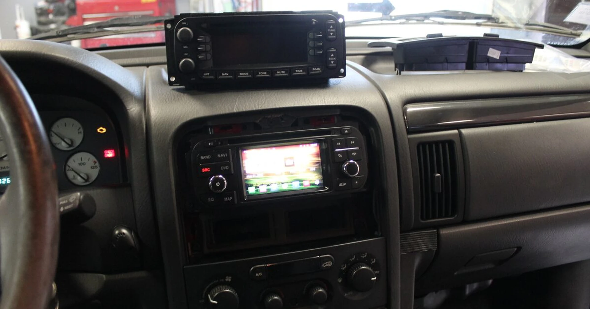 Jeep Grand Cherokee : autoradio GPS et son Boston réactivé