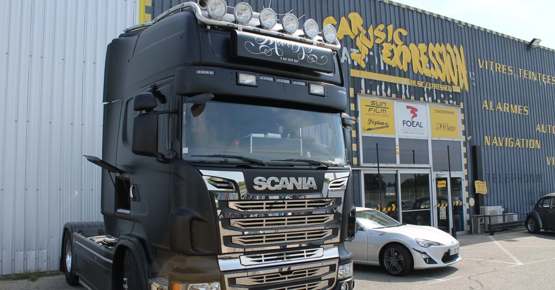 Scania noir mat : sono révisée pour le concours de Nogaro