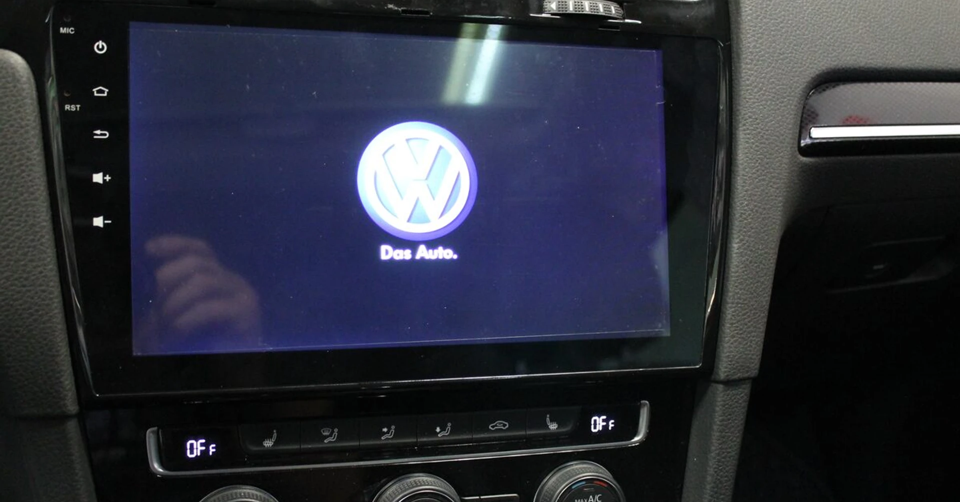 VW Golf 7 : autoradio GPS Android et caméra dans le logo
