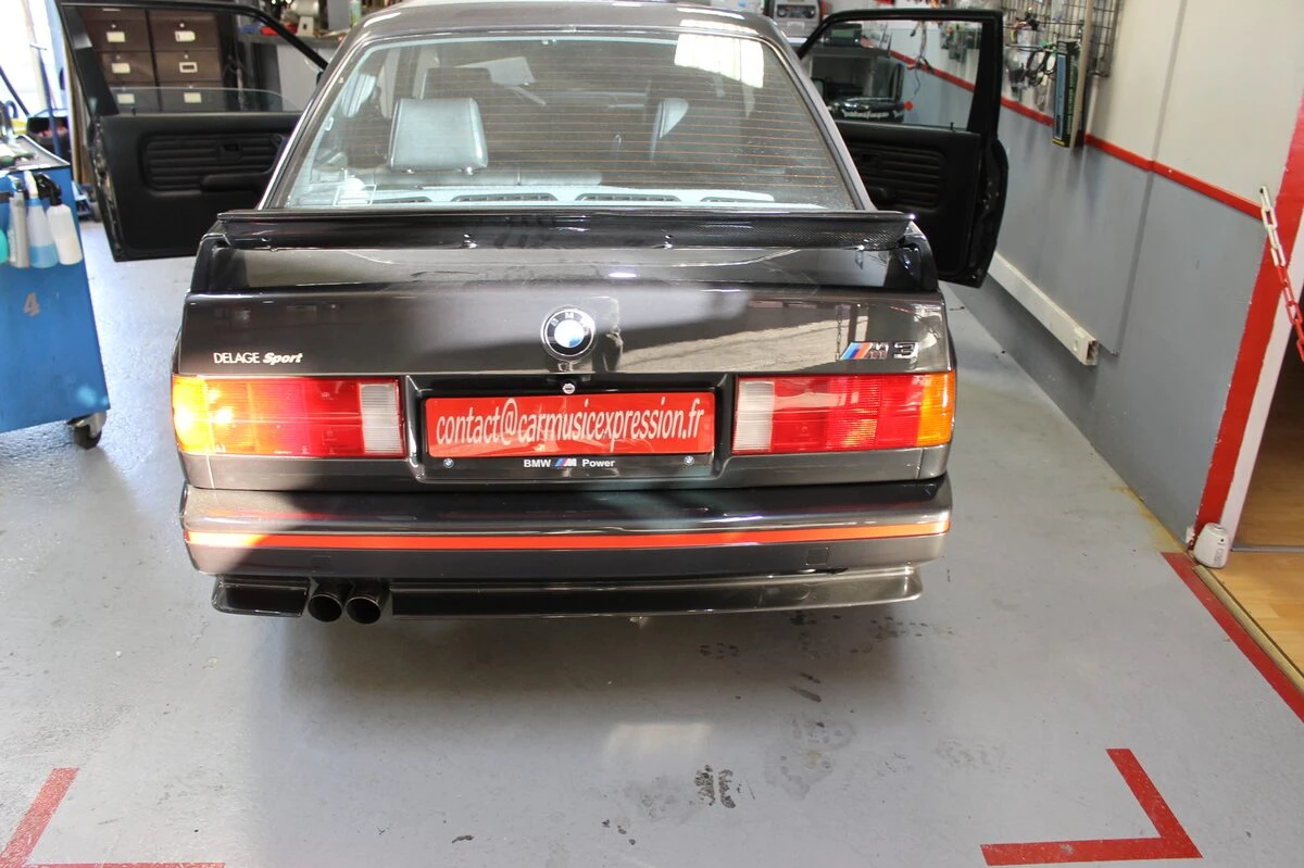 BMW M3 E30 : haut-parleurs BLAM 130RC et réparations électriques