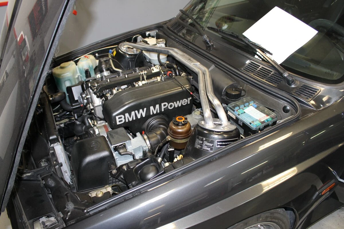 BMW M3 E30 : haut-parleurs BLAM 130RC et réparations électriques