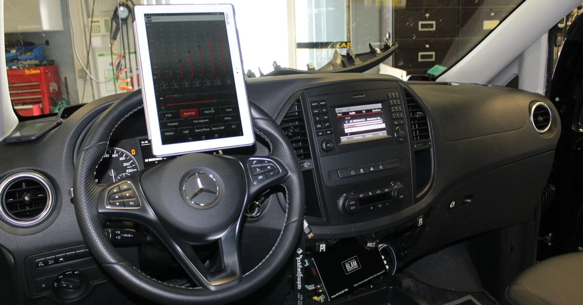 Mercedes Vito : ampli BLAM DSP et écrans appuie-têtes
