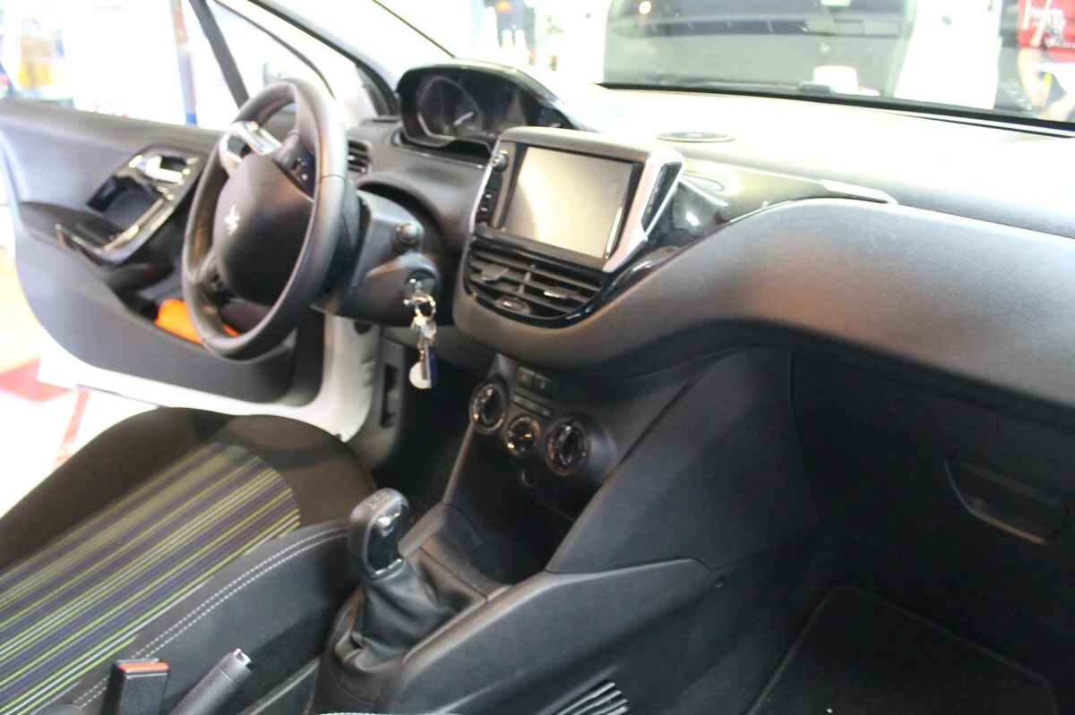 Peugeot 208 : autoradio GPS Android avec navigation Europe et radars