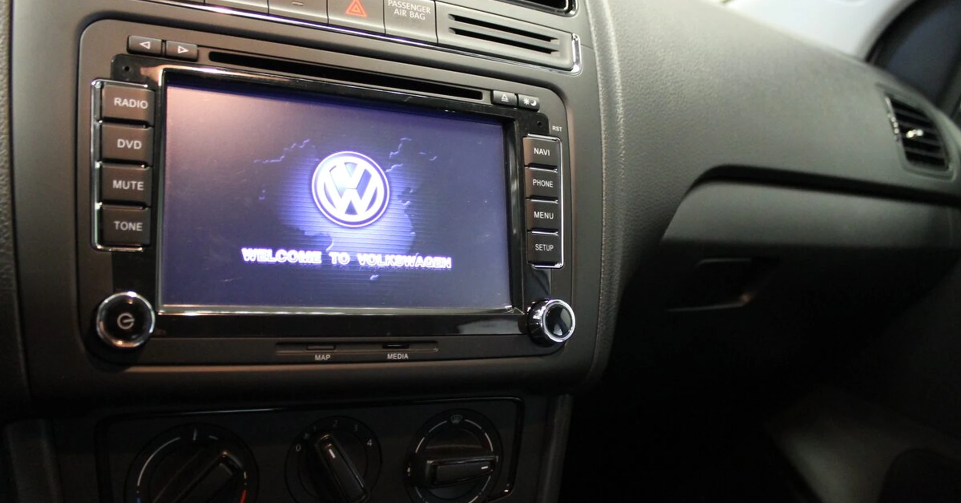 Volkswagen Polo 2015 : GPS type origine avec logo