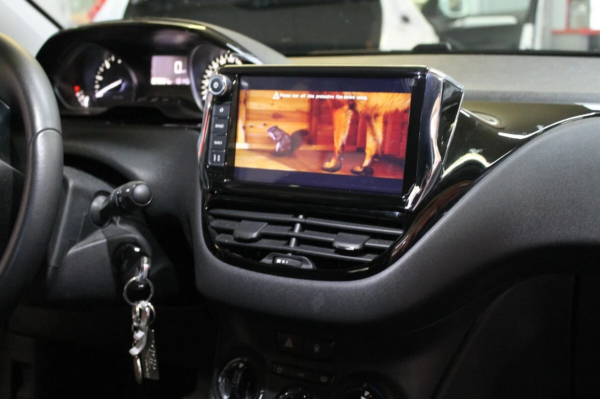 Peugeot 208 : autoradio GPS Android avec navigation Europe et radars