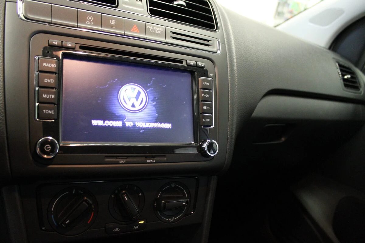 Volkswagen Polo 2015 : GPS type origine avec logo VW
