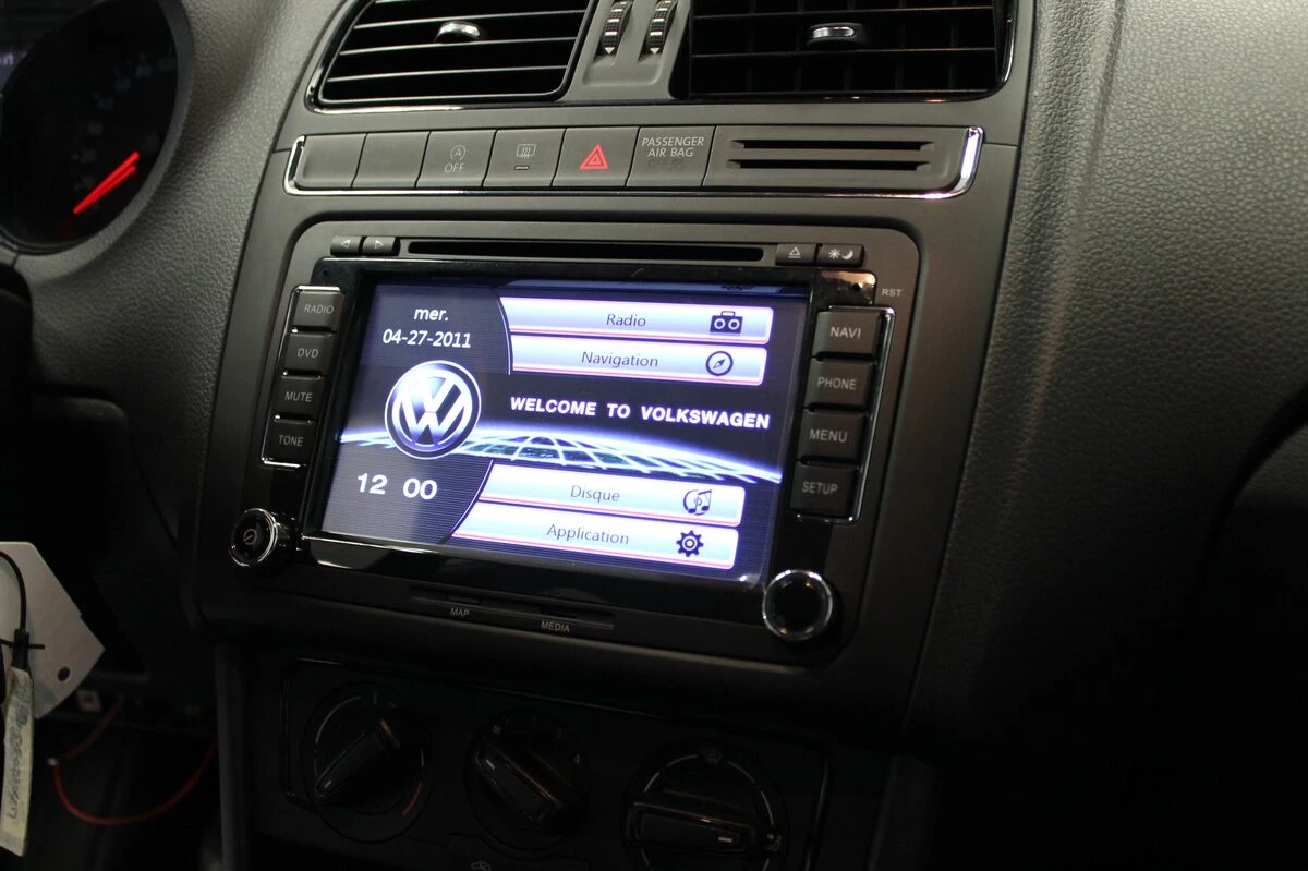 Volkswagen Polo 2015 : GPS type origine avec logo VW