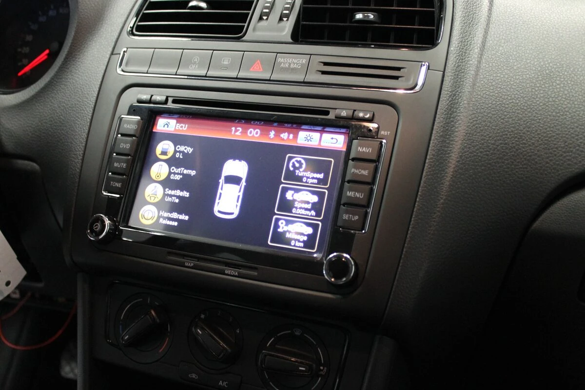 Volkswagen Polo 2015 : GPS type origine avec logo VW