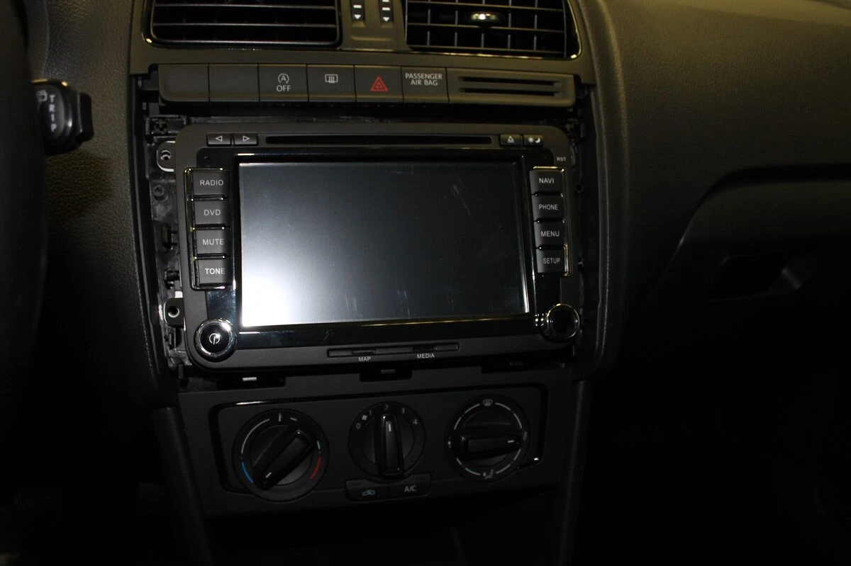 Volkswagen Polo 2015 : GPS type origine avec logo VW