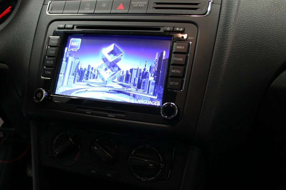 Volkswagen Polo 2015 : GPS type origine avec logo VW