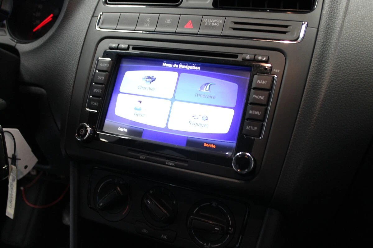 Volkswagen Polo 2015 : GPS type origine avec logo VW