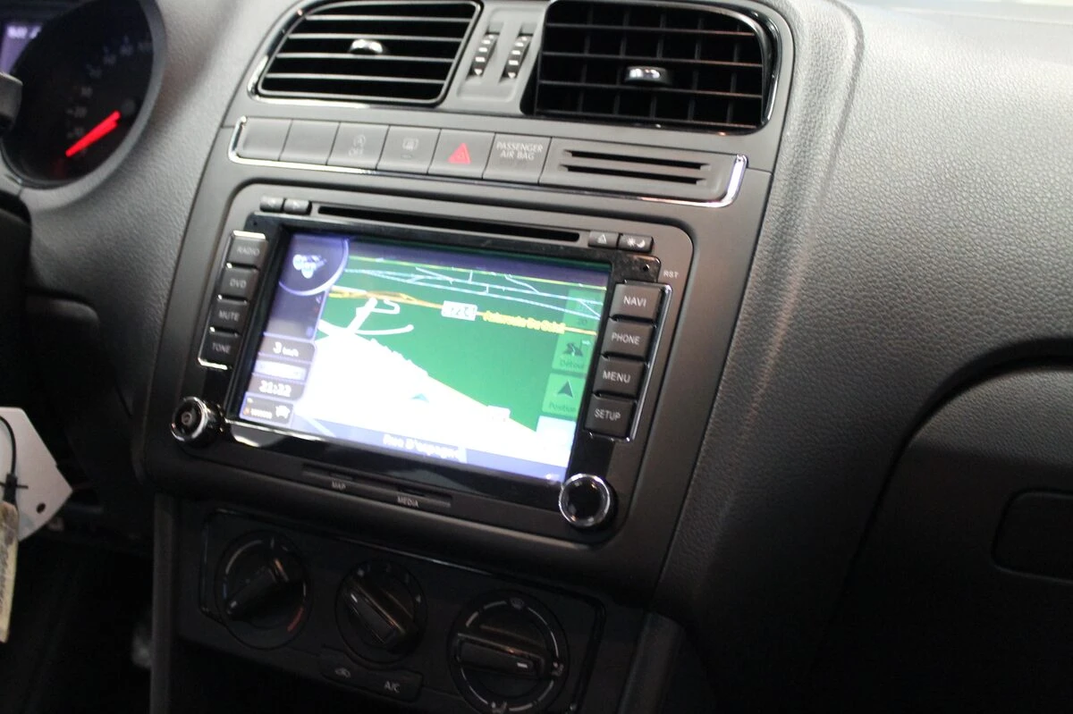 Volkswagen Polo 2015 : GPS type origine avec logo VW