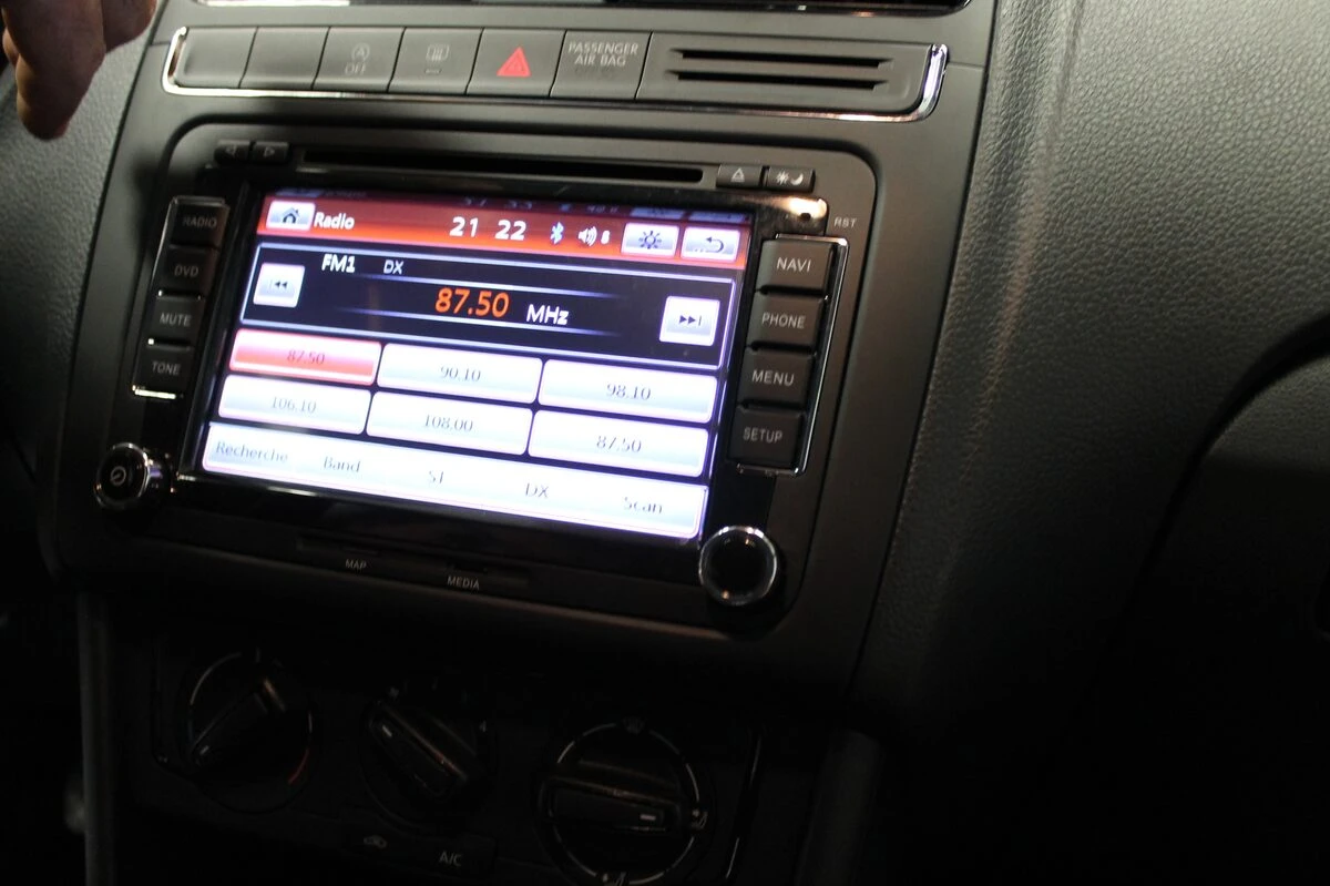 Volkswagen Polo 2015 : GPS type origine avec logo VW