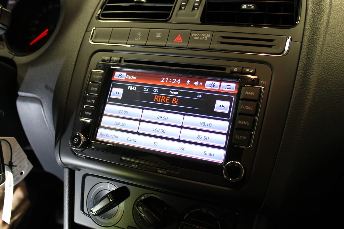 Volkswagen Polo 2015 : GPS type origine avec logo VW