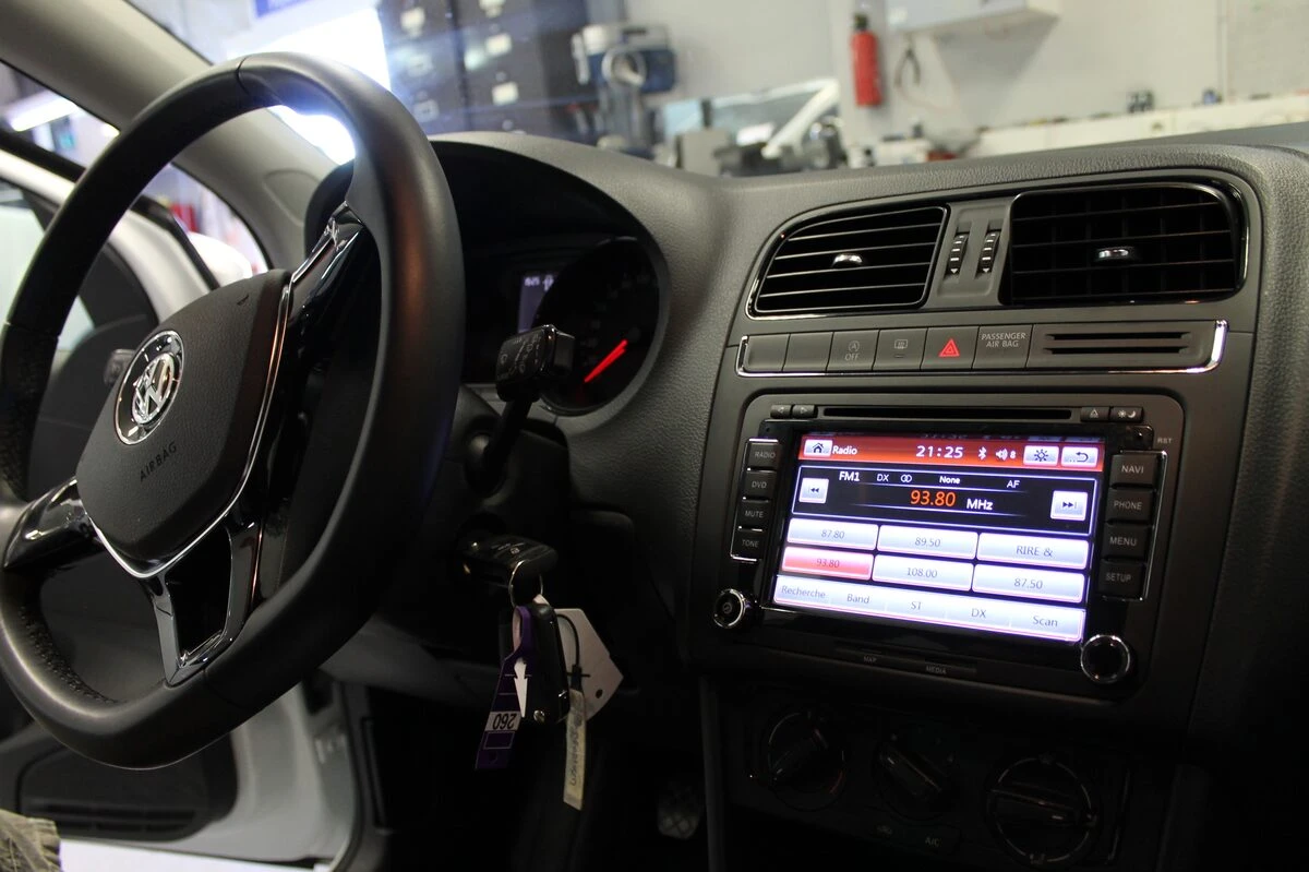 Volkswagen Polo 2015 : GPS type origine avec logo VW