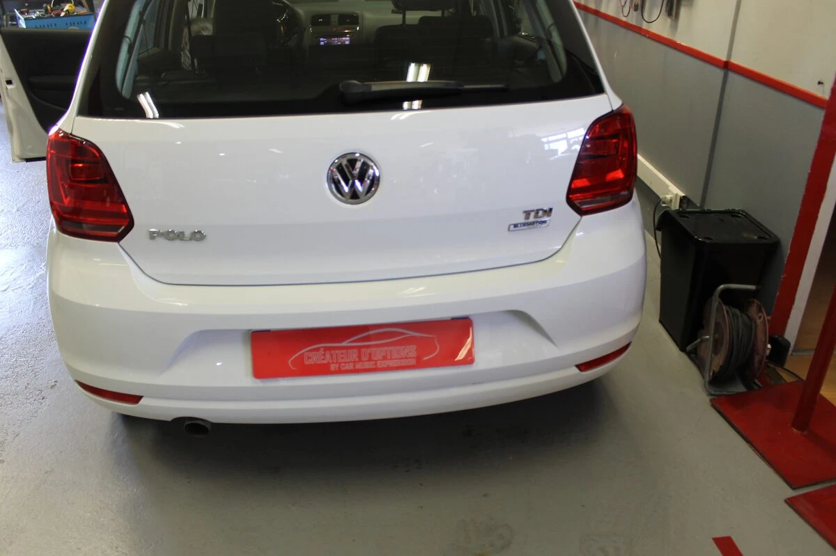 Volkswagen Polo 2015 : GPS type origine avec logo VW