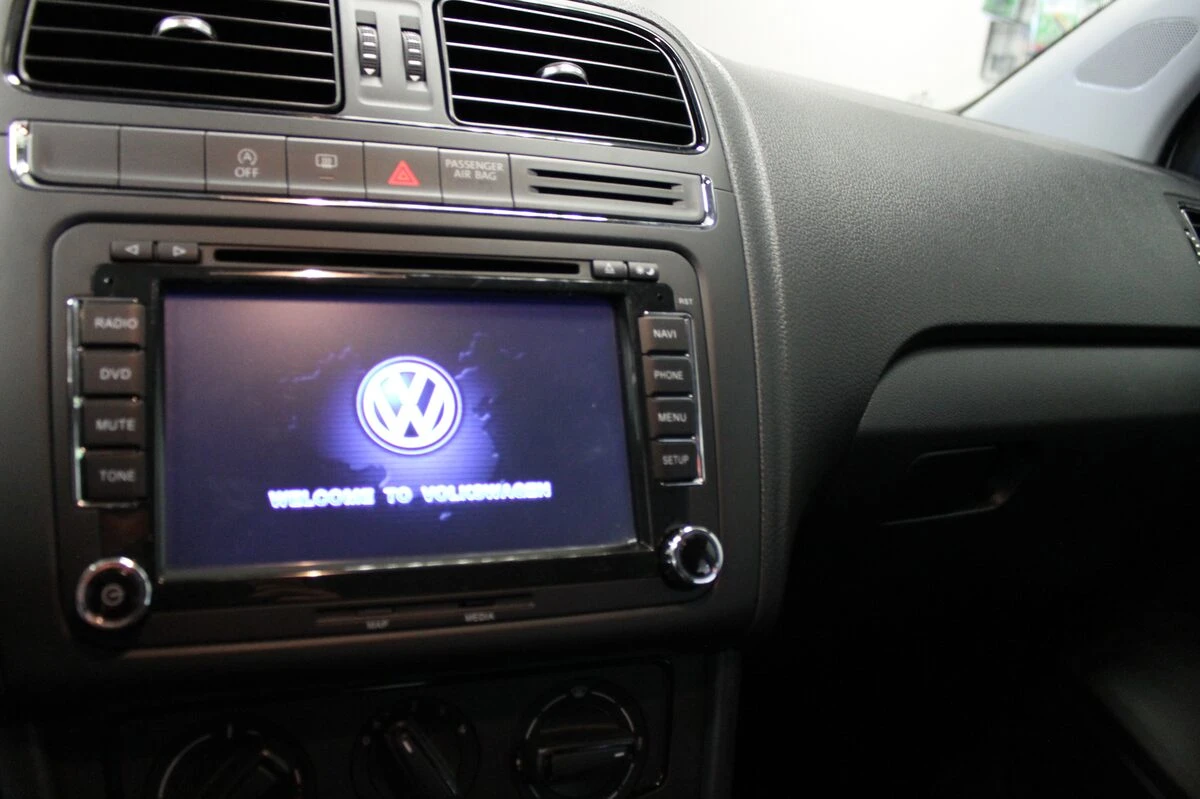 Volkswagen Polo 2015 : GPS type origine avec logo VW
