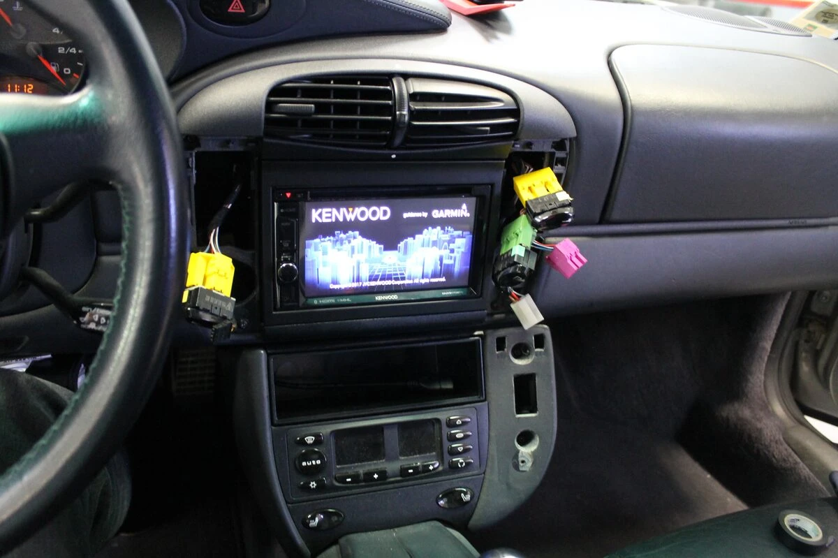 Porsche 996 Carrera 4 : autoradio GPS Kenwood avec Spotify