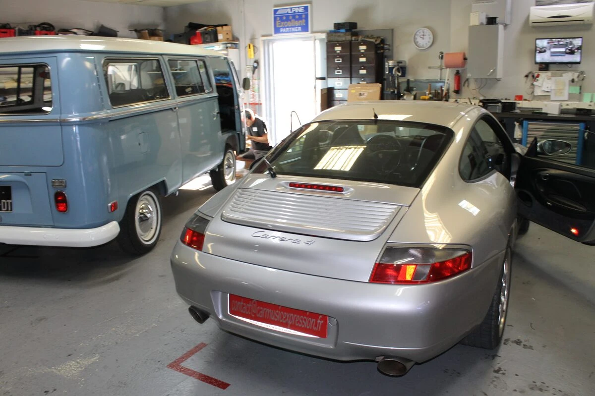 Porsche 996 Carrera 4 : autoradio GPS Kenwood avec Spotify