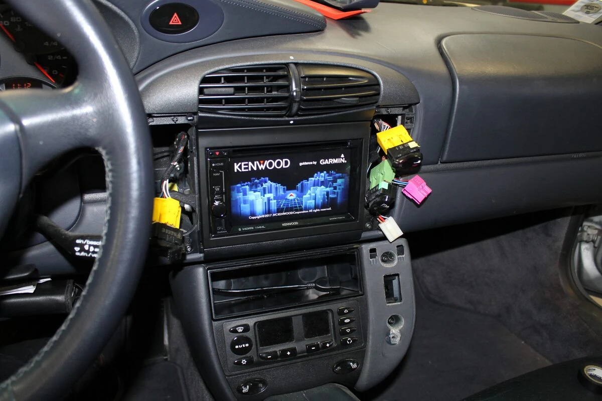 Porsche 996 Carrera 4 : autoradio GPS Kenwood avec Spotify