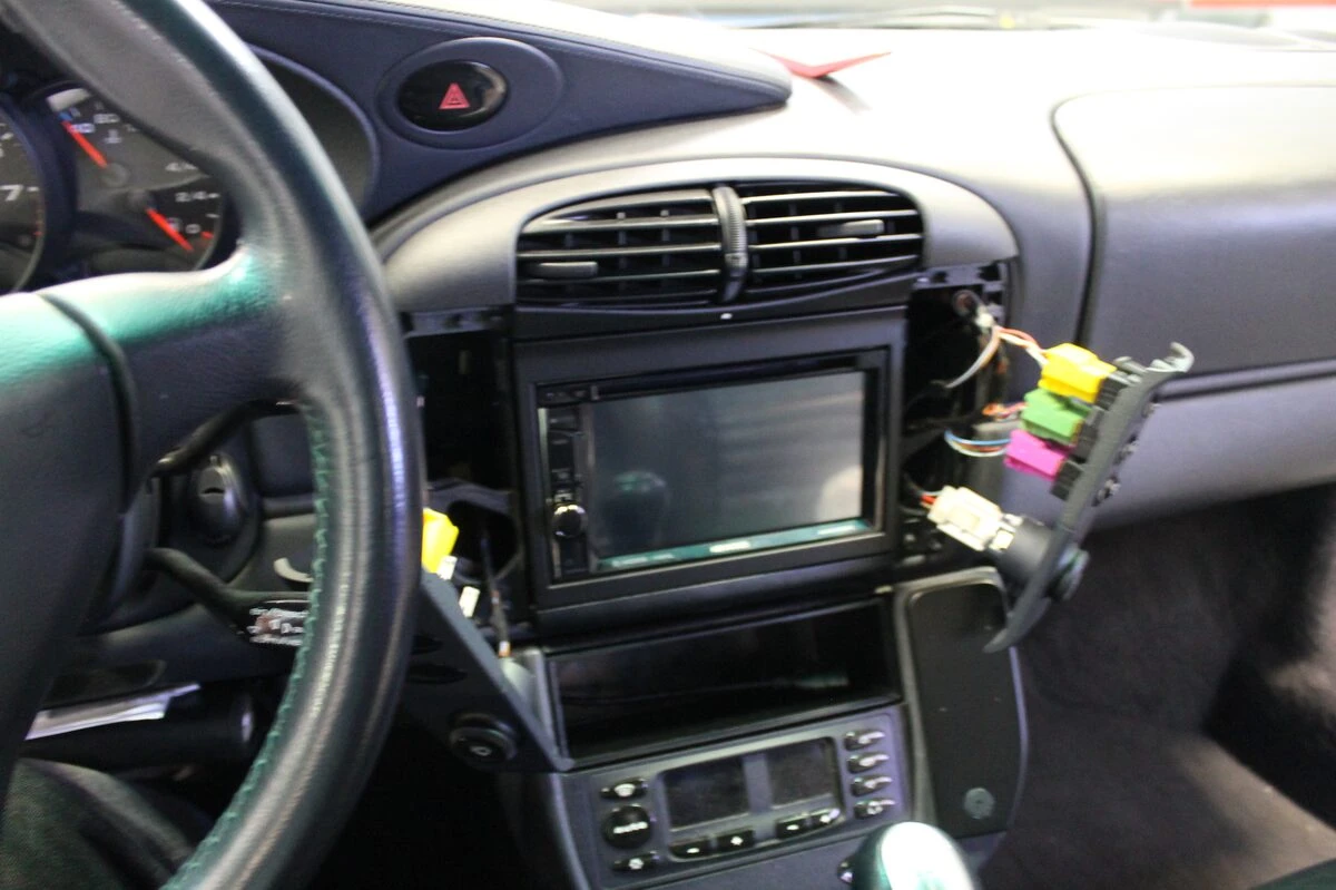 Porsche 996 Carrera 4 : autoradio GPS Kenwood avec Spotify