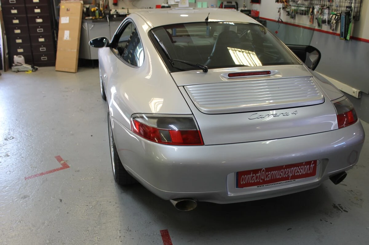 Porsche 996 Carrera 4 : autoradio GPS Kenwood avec Spotify
