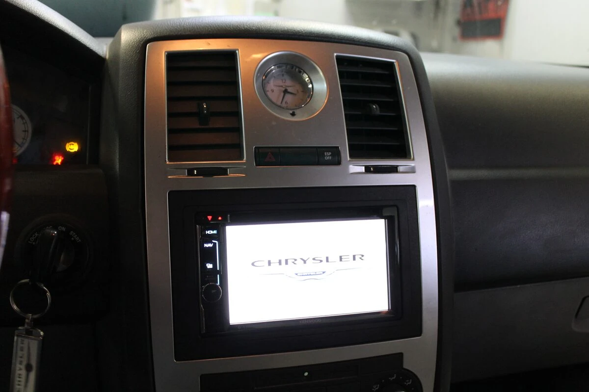 Chrysler 300C : autoradio GPS Kenwood avec Android Auto et son Boston conservé