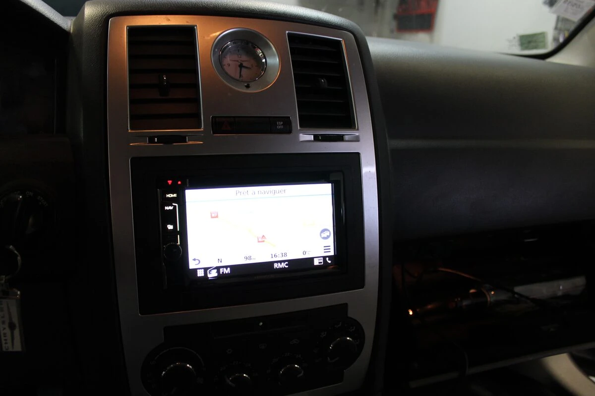 Chrysler 300C : autoradio GPS Kenwood avec Android Auto et son Boston conservé