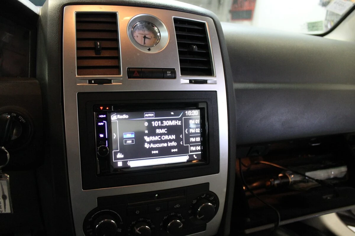 Chrysler 300C : autoradio GPS Kenwood avec Android Auto et son Boston conservé