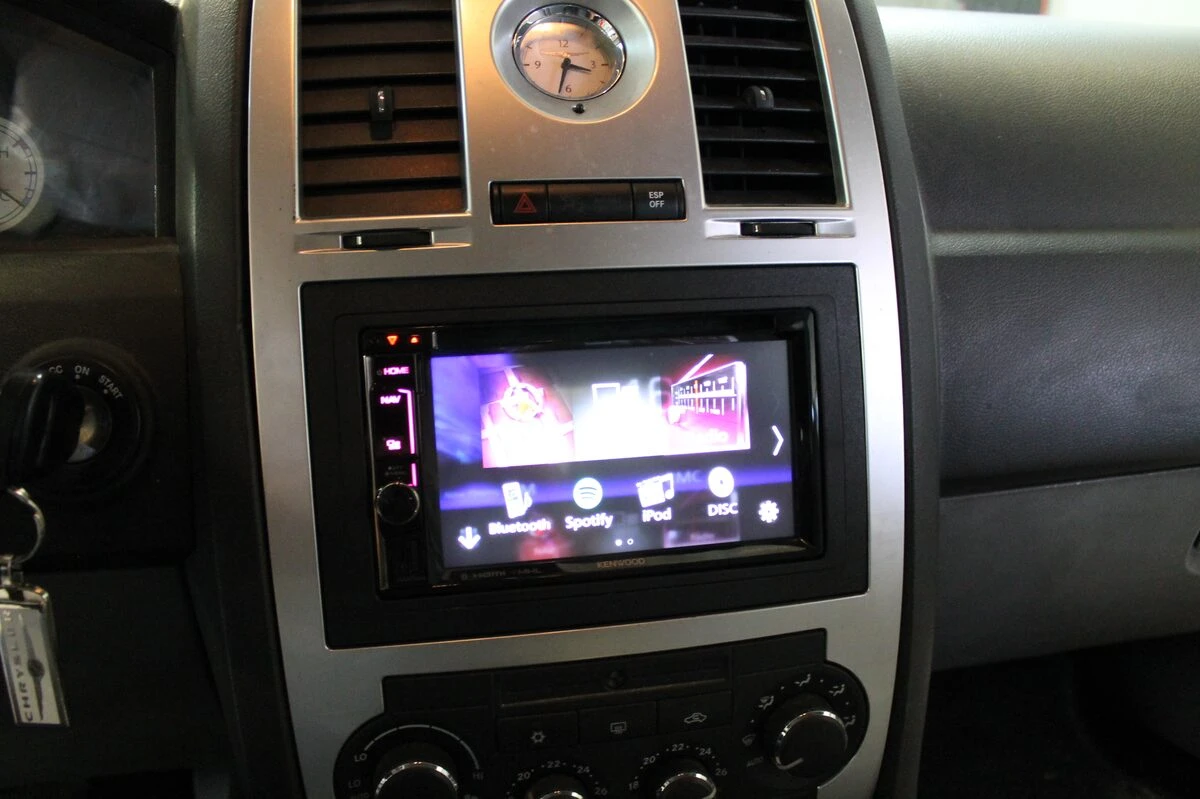 Chrysler 300C : autoradio GPS Kenwood avec Android Auto et son Boston conservé